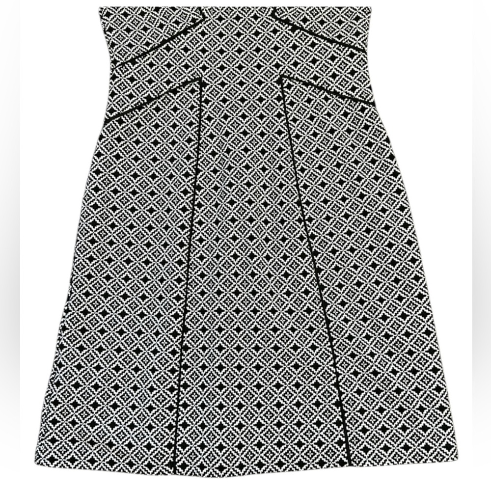 Adrianna Papell V‎ Neck Sleeveless Dress in white and black geometric pattern. 8 - Picture 3 of 16